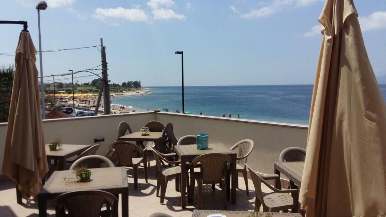 B&B A due Passi dal Mare Catona Di Reggio Calabria Bagian luar foto