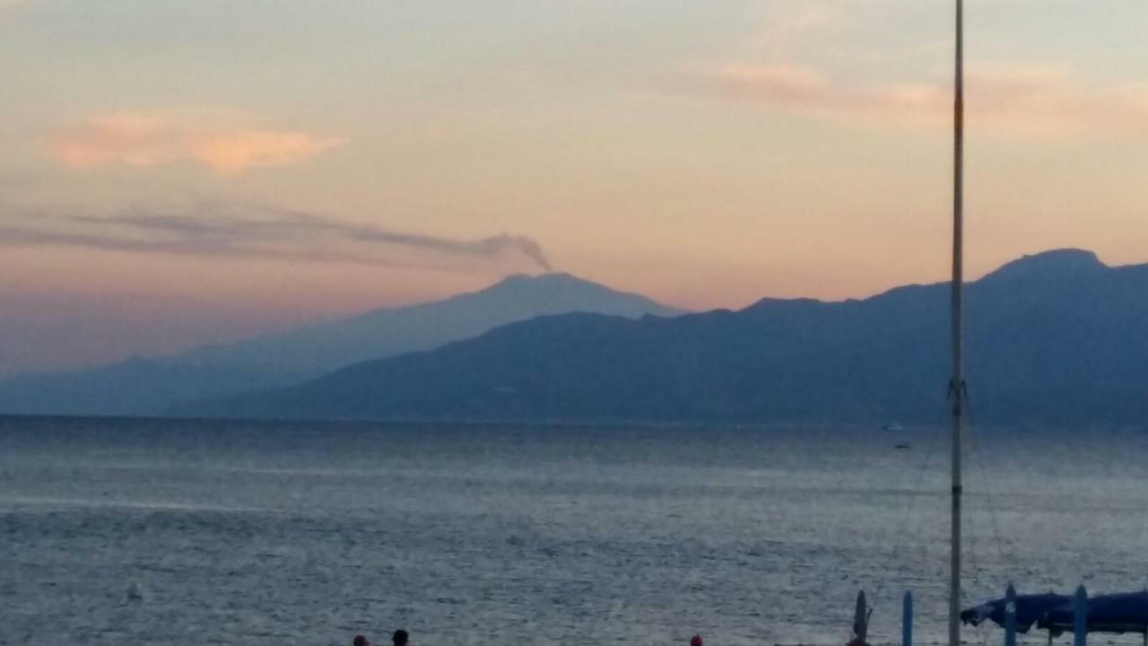 B&B A due Passi dal Mare Catona Di Reggio Calabria Bagian luar foto