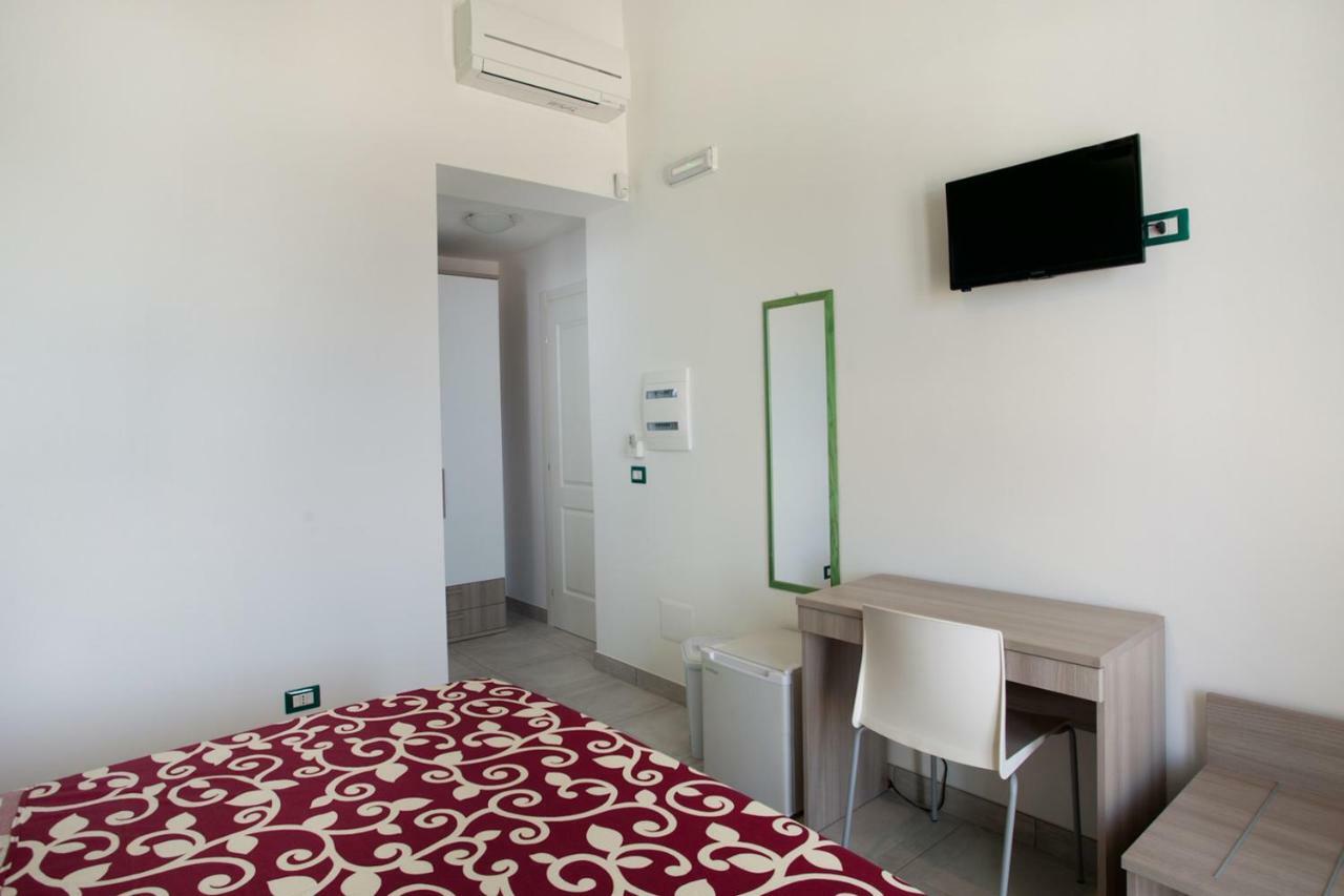 B&B A due Passi dal Mare Catona Di Reggio Calabria Bagian luar foto